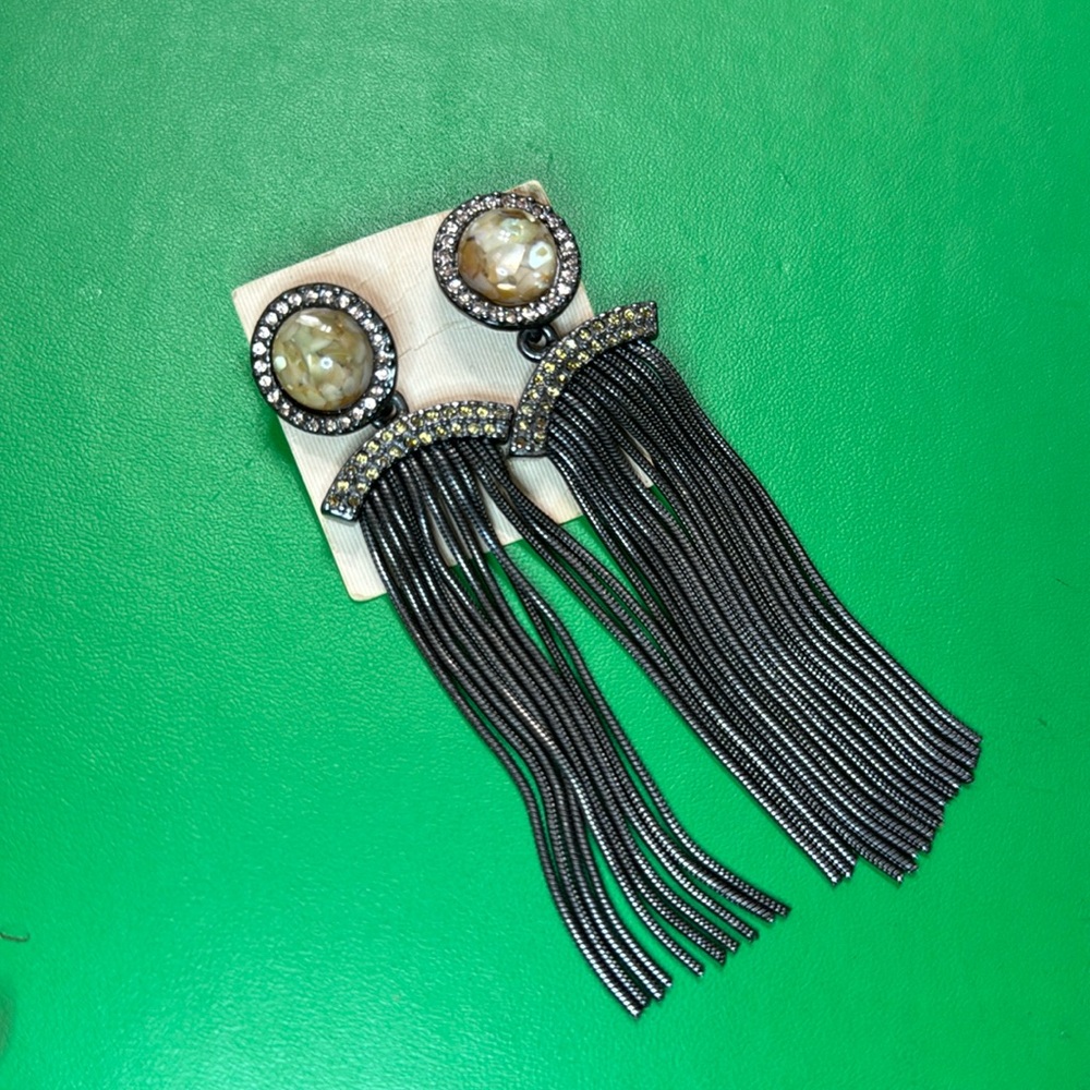 Camila Klein. Pearl and fringe earrings